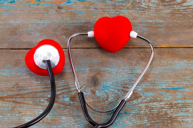 Foto campaña del día mundial de la salud con corazón de amor rojo y estetoscopio médico, concepto de primeros auxilios.