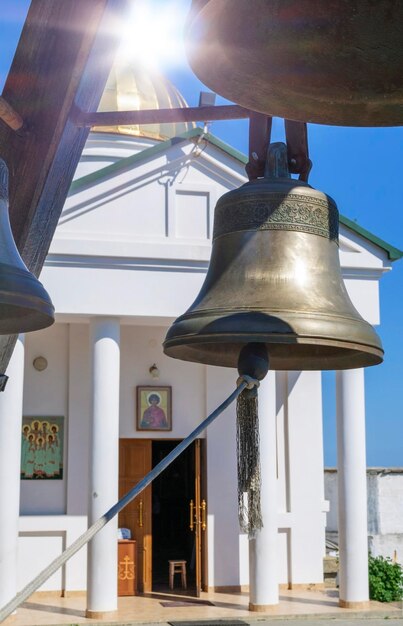 Foto campana fuera de la iglesia