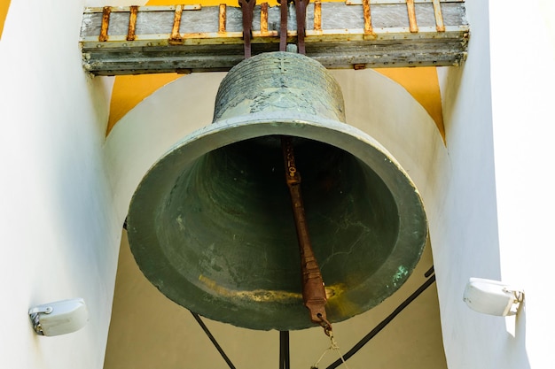 Campana grande en el campanario de la iglesia