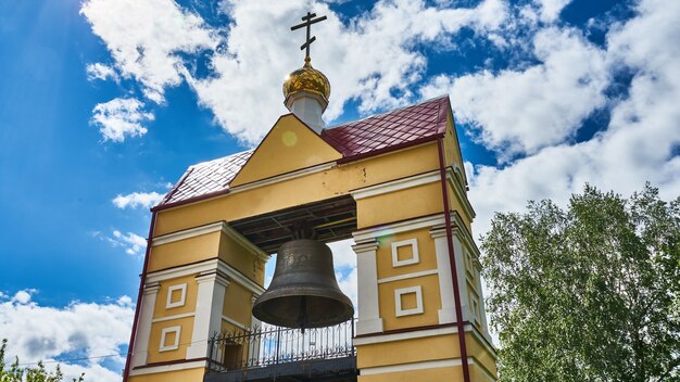 Campana grande sobre fondo de cielo. Tomsk. Rusia.