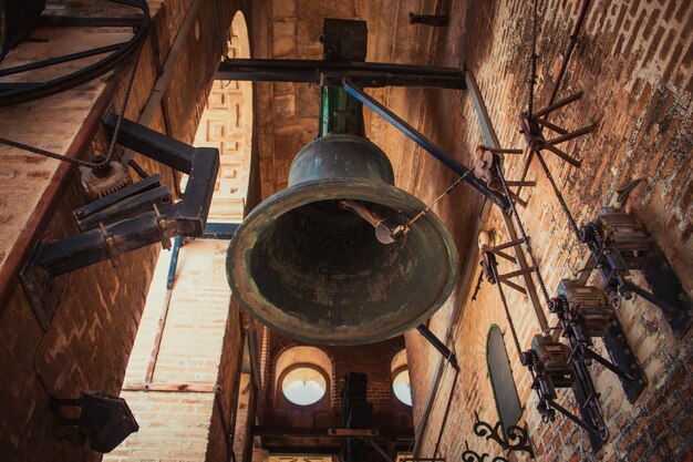 Foto una campana en una iglesia con el año 2012.