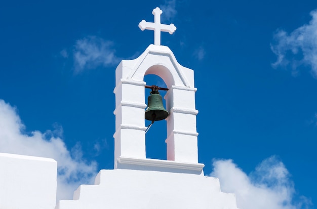 Foto campana en la iglesia cristiana blanca