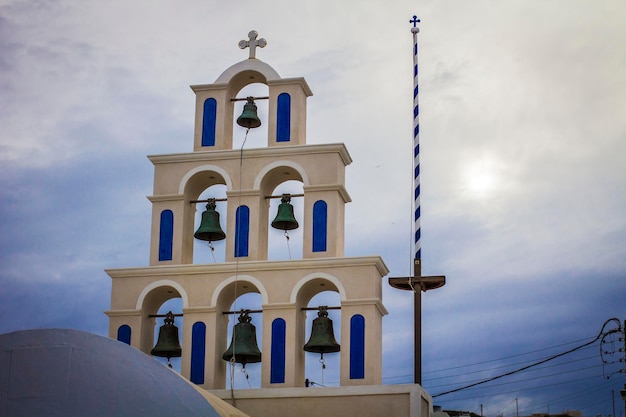 Campana de iglesia, iglesia griega típica en la ciudad de Akrotiri, Santorini, Grecia