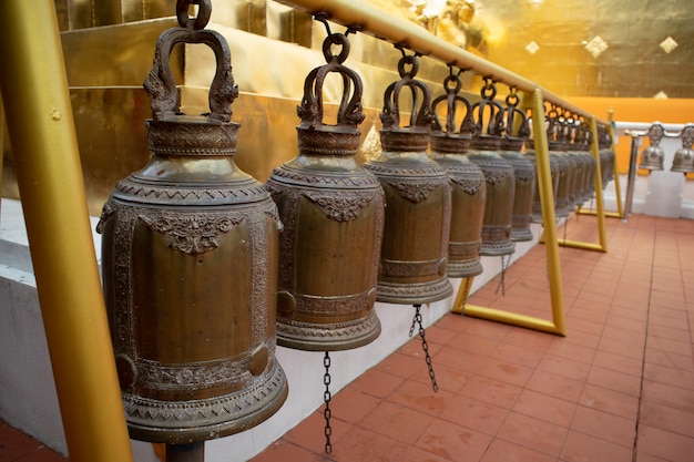 Campana de latón en el templo de Tailandia