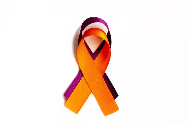 Campaña del mes de concientización de febrero con cinta morada y naranja.