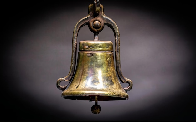 Una campana de Navidad con un metal forjado y un anillo La campana está hecha de hierro y bronce