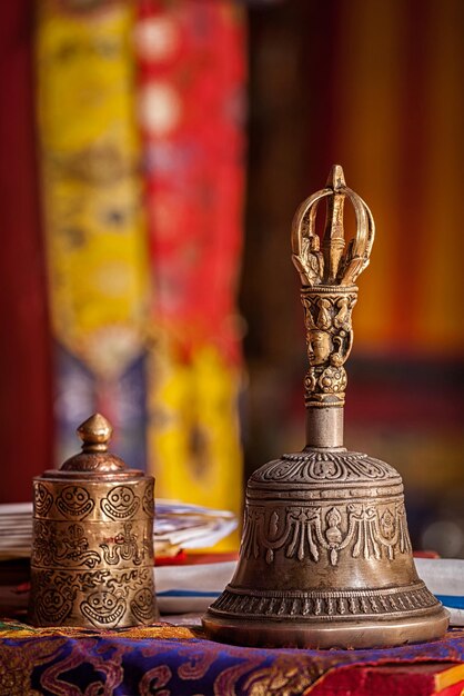 Campana religiosa en Spituk Gompa monasterio budista tibetano Ladakh India