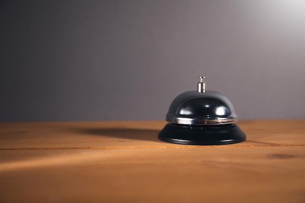 Campana de servicio del hotel en la mesa de madera