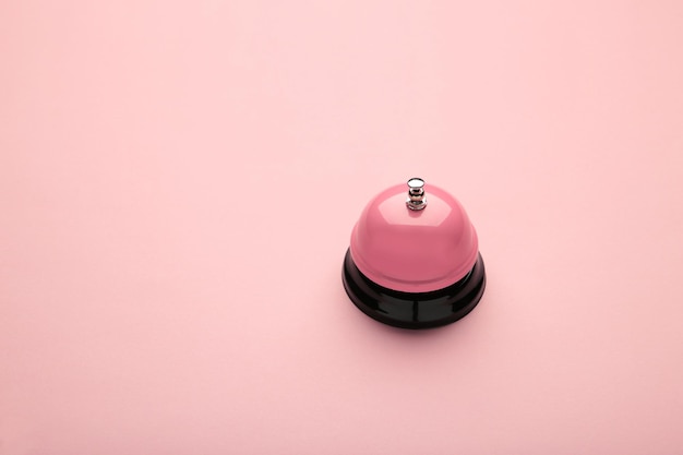 Campana de servicio rosa sobre un fondo rosa