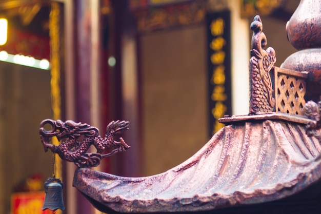 Foto campana en el techo de un templo chino