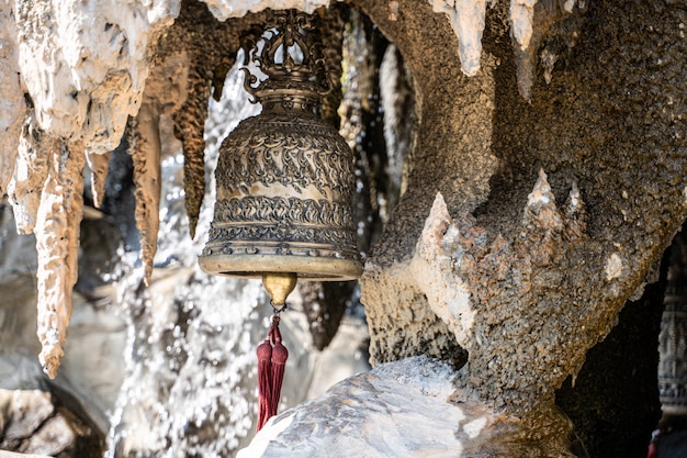 Campana del templo blanco de Chiang Rai en Tailandia