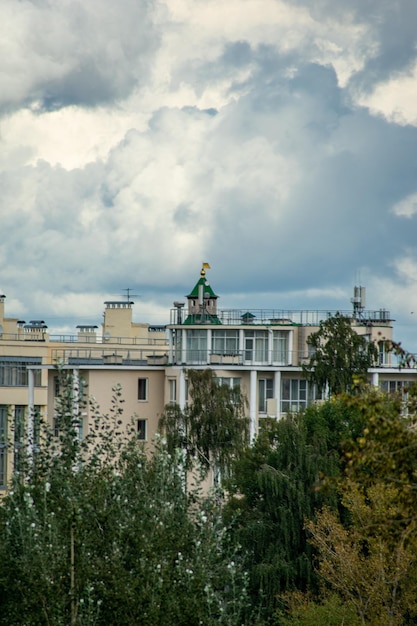 Campanario blanco en el Kremlin de Nizhny Novgorod