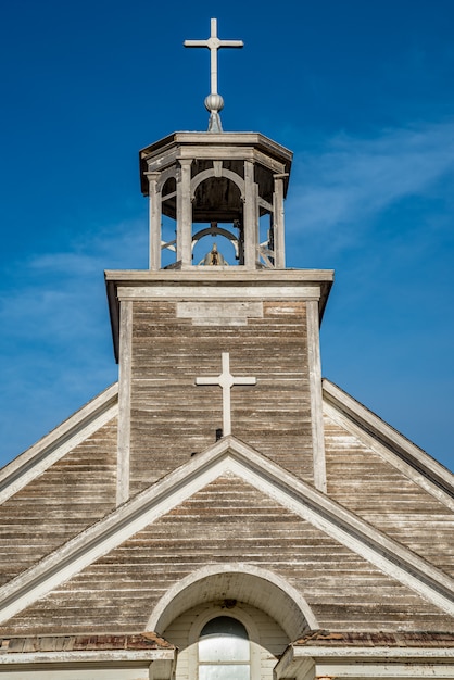 Campanario, campanario y cruces de la Iglesia Católica San José en Courval, Saskatchewan