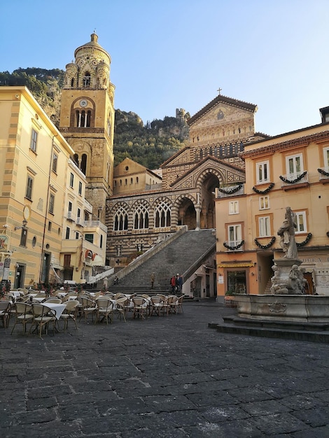 El campanario de la Catedral de Amalfi las escaleras y la fachada central dedicadas al Apóstol San Andrés