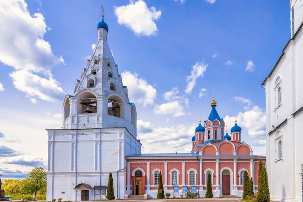 El campanario de la Catedral de la Asunción Templo de la Madre de Dios Tikhvinskaya Kolomna