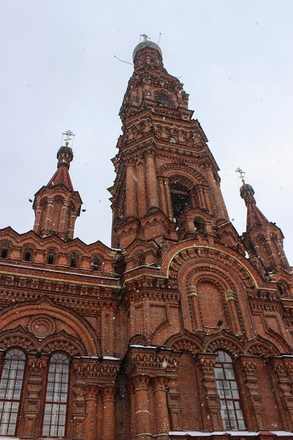 Foto el campanario de la catedral de la epifanía con un templo en honor al tercer hallazgo de la cabeza honesta de juan el precursor en kazán en invierno durante una nevada