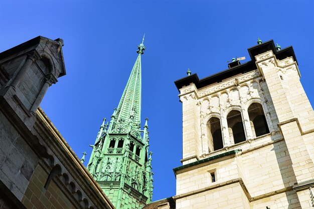 Campanario de la Catedral de St Pierre en el casco antiguo de Ginebra, Suiza.