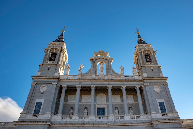 El campanario y la cúpula de la famosa Catedral de la Almudena Madrid