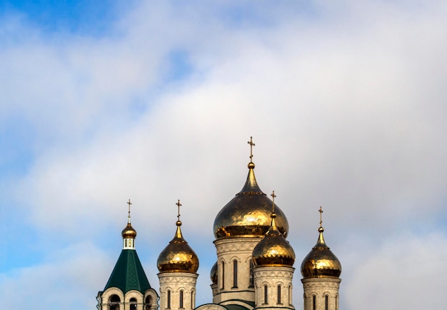 Campanario de cúpulas doradas y templo La Iglesia de San Sergio de Radonezh en Stavropol Rusia