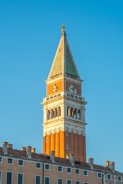 Campanário de San Marco, torre do sino da Catedral de São Marcos na praça em Veneza.