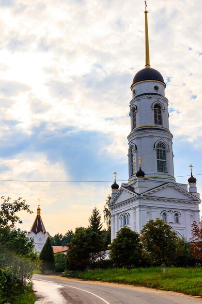 Campanário do convento da Transfiguração de St Tikhon em Zadonsk Rússia