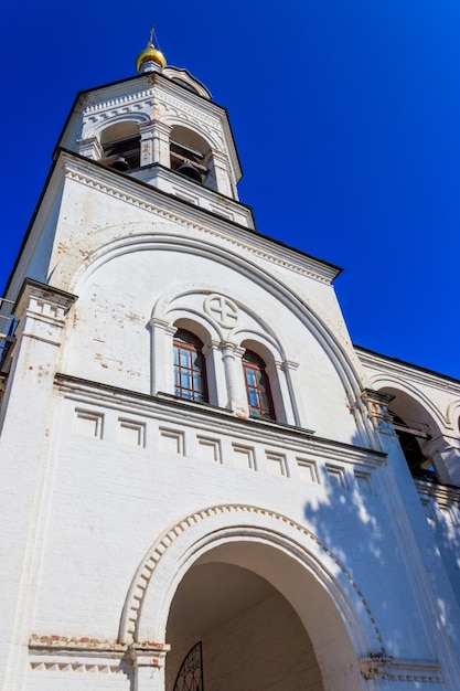 Campanário do Mosteiro da Natividade Theotokos em Vladimir Rússia