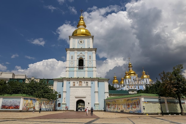 Campanário do mosteiro de cúpula dourada de st michael em kiev, ucrânia