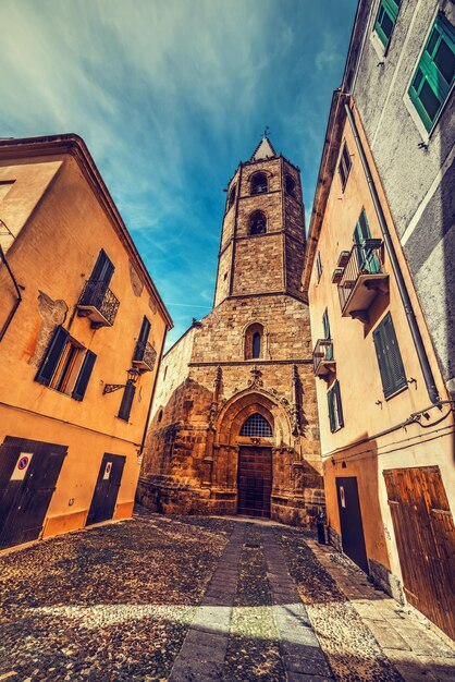 El campanario del Duomo en Alghero, Cerdeña