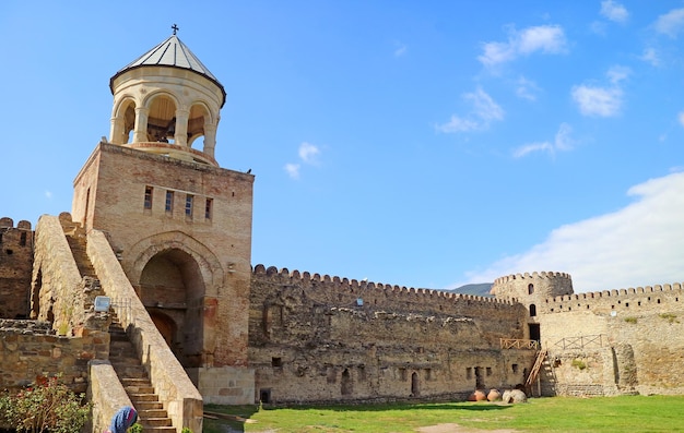 Campanário e parede de pedra da Catedral de Svetitskhoveli na cidade de Mtskheta Geórgia