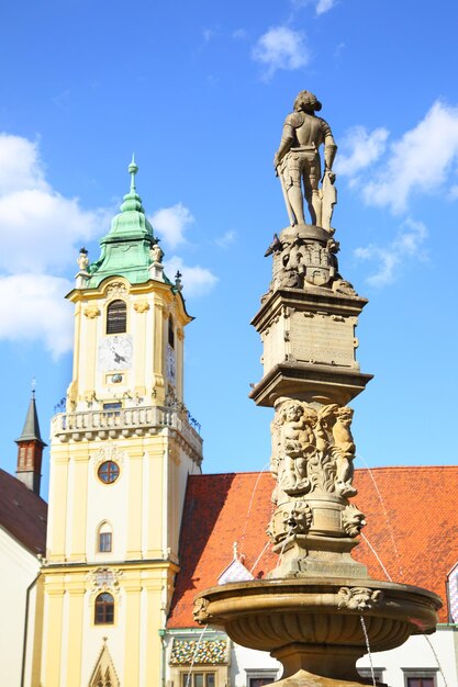 Campanario y fuente Roland en la plaza principal de Bratislava, Eslovaquia