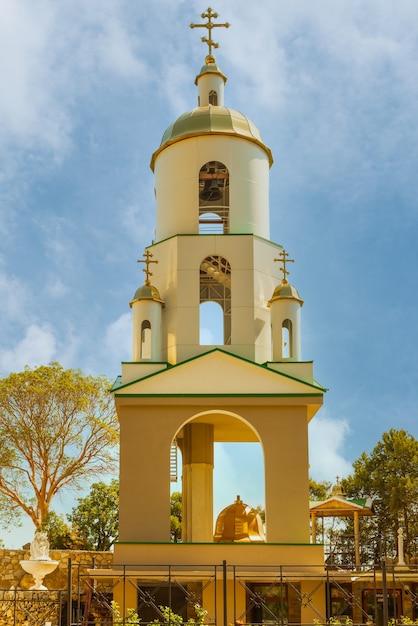 Campanario de la Iglesia del Arcángel Miguel en Crimea