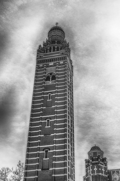 Campanario de la iglesia católica icónica de la catedral de Westminster en Londres Reino Unido