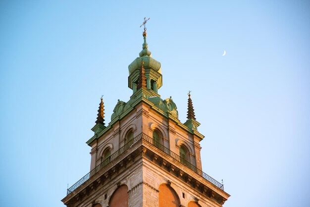 Campanario de la iglesia en el espacio de la copia al atardecer