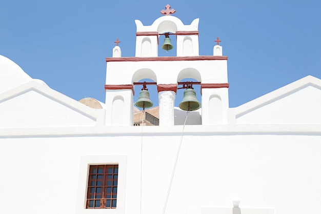 Campanario de la iglesia griega con cielo azul en el fondo Oia Santorini Grecia