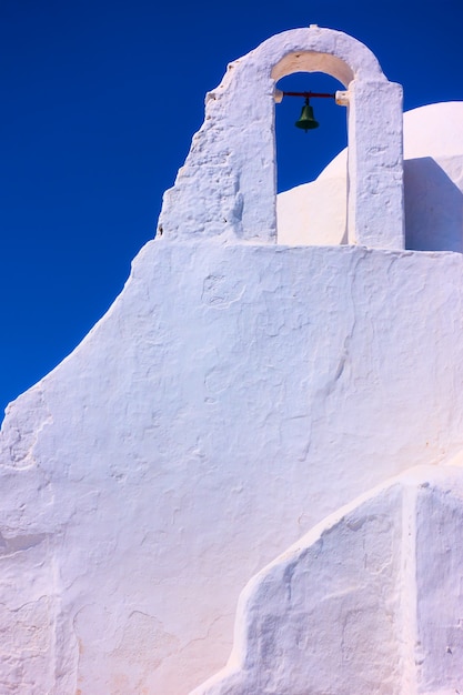 Campanario de la iglesia Panagia Paraportiani en Mykonos, Grecia