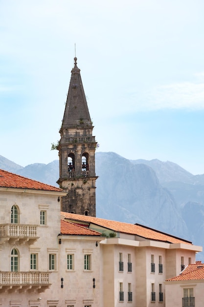 El campanario de la iglesia de Perast Montenegro