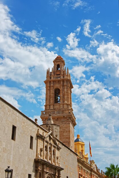 Campanario de la Iglesia del Salvador en la Plaza de Santa Mónica en Valencia, España