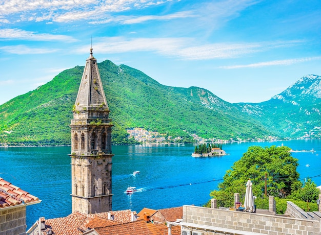 Campanario de la iglesia de San Nicolás en Perast, vista desde arriba