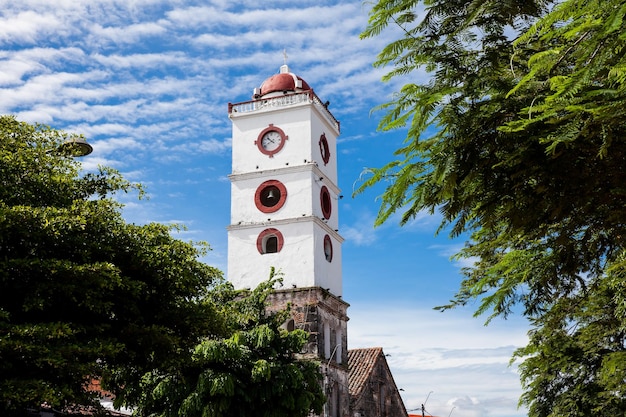 El campanario de la iglesia de San Sebastián, construida entre 1553 y 1653 en la ciudad de Mariquita.