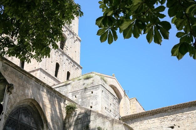 Campanario de la iglesia de St Trophime en la ciudad de Arles