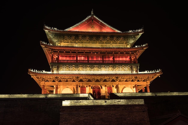 Campanario iluminado en Xian China en la noche