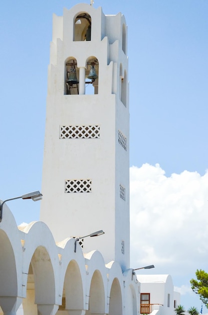 Campanario en la ladera de la montaña en Santorini