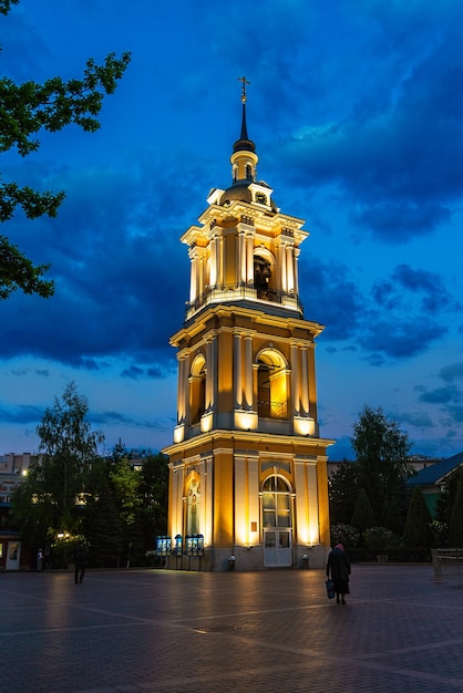 Campanario del Monasterio de Mujeres Pokrovsky en Moscú Rusia 13 de mayo de 2018