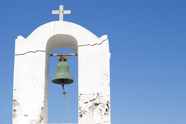 Campanario ortodoxo en la isla de Santorini Grecia