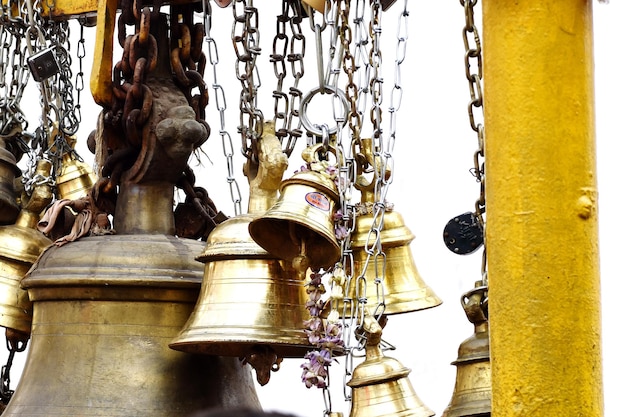 Foto campanário pendurado num templo