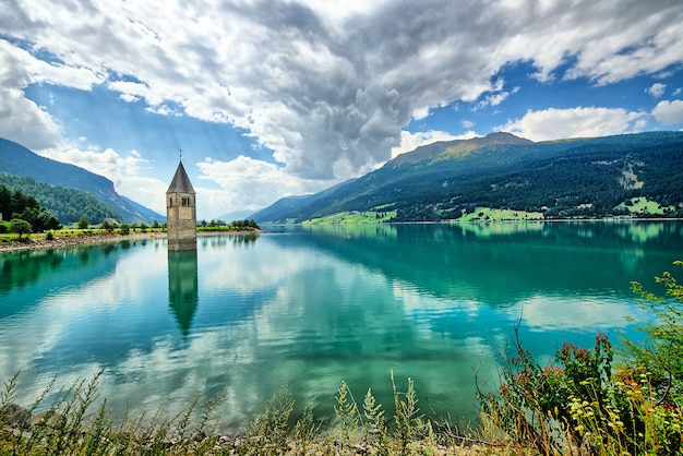 Foto campanario del reschensee (resia) tirol del sur italia