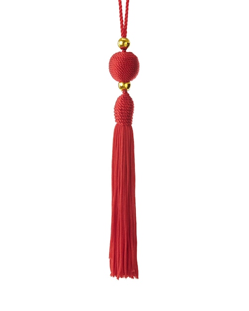 Campanário vermelho pendurado contra fundo branco