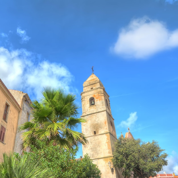 Campanario de Villanova Montelelone y edificios en tono hdr