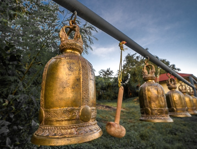 Campanas antiguas en un templo budista de Tailandia.