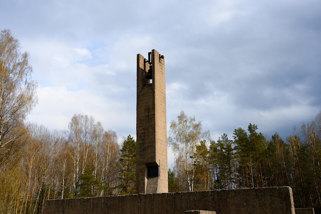 Las campanas de Khatyn con un fondo de cielo El cementerio de los pueblos quemados